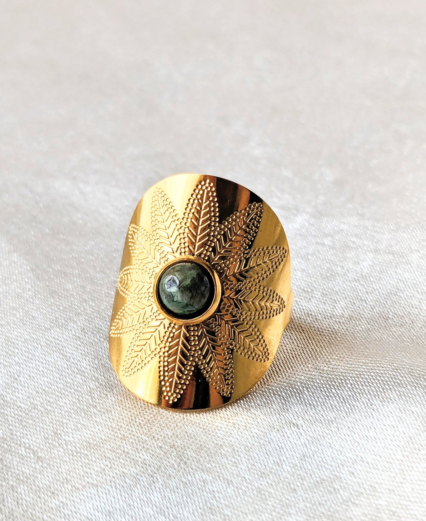 Bague motif fleur pierre verte