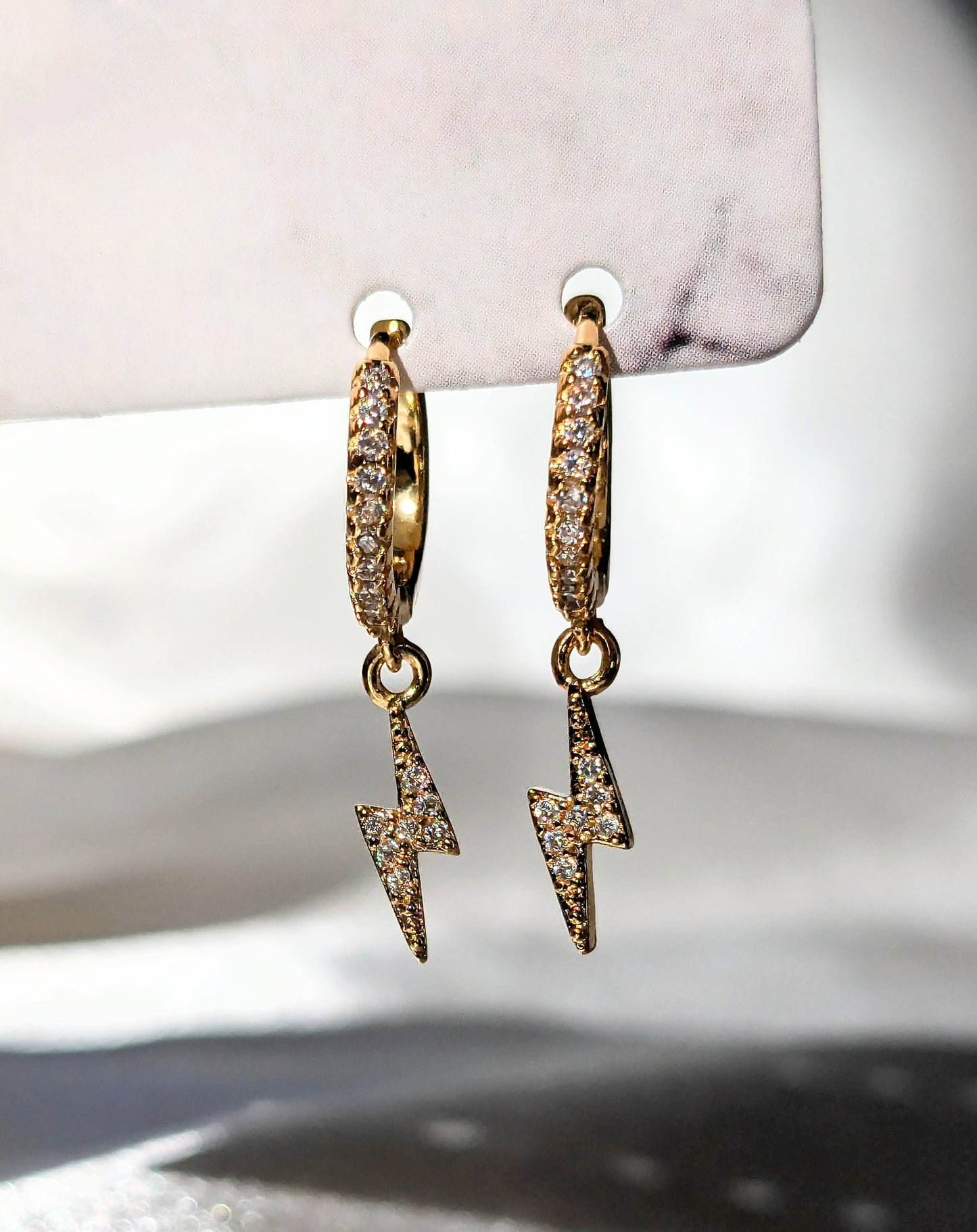 Petites boucles d'oreilles eclairs en strass