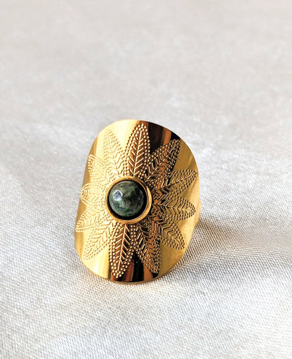 Bague motif fleur pierre verte